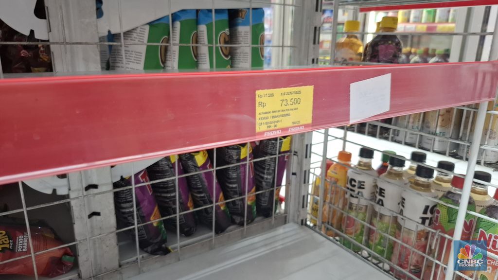 Stok beras premium di beberapa gerai ritel modern di kawasan Jakarta Selatan tampak kosong setelah adanya penindakan kasus beras oplosan baru-baru ini. (CNBC Indonesia/Chandra Dwi Pranata)