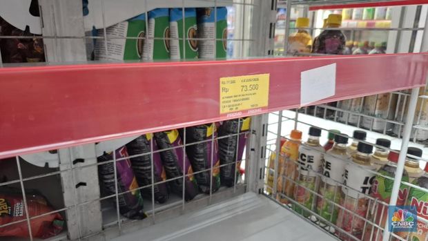 Stok beras premium di beberapa gerai ritel modern di kawasan Jakarta Selatan tampak kosong setelah adanya penindakan kasus beras oplosan baru-baru ini. (CNBC Indonesia/Chandra Dwi Pranata)