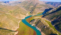 Sungai Eufrat yang melintasi Turki, Suriah, dan Irak disebut dalam hadits sebagai sungai di surga. Sungai ini mengalir dari dataran tinggi Turki Timur sejauh 1.739 mil. Foto: Getty Images/iStockphoto/bodrumsurf