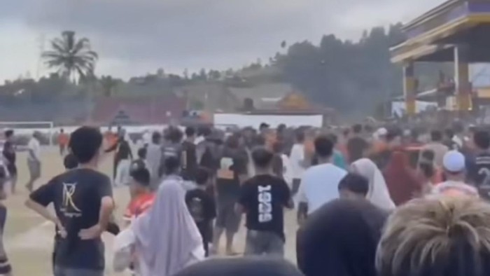 Tangkapan layar turnamen sepakbola antara Makmur Jaya Vs Pantura FC di Enrekang ricuh.