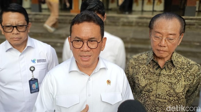 Menteri Perdagangan Budi Santoso ditemui saat meninjau pabrik jamu Sido Muncul di Semarang, Jumat (25/7/2025).