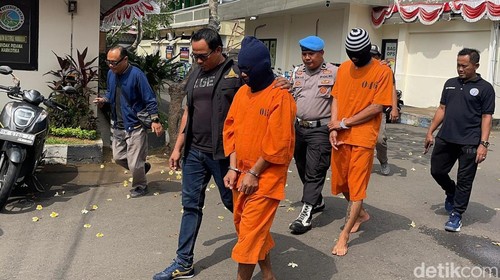 Tersangka kasus pencurian sepeda motor menggenakan baju tahanan nomor 046 (kanan) saat digiring pihak kepolisian di Mapolres Jembrana, Jumat (25/7/2025). (I Putu Adi Budiastrawan/detikBali).