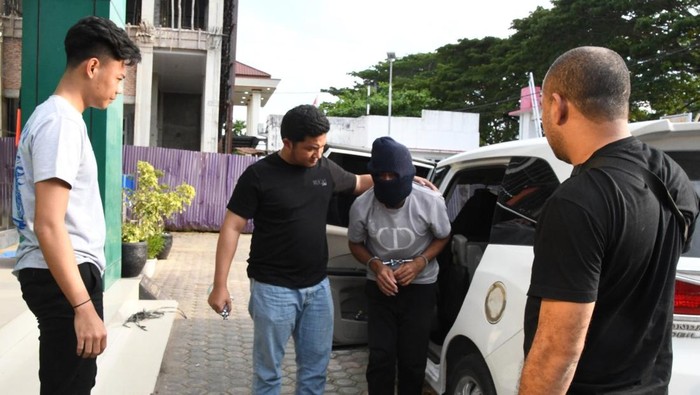 Tersangka YZ saat diserahkan ke jaksa (dok Polres Aceh Timur)