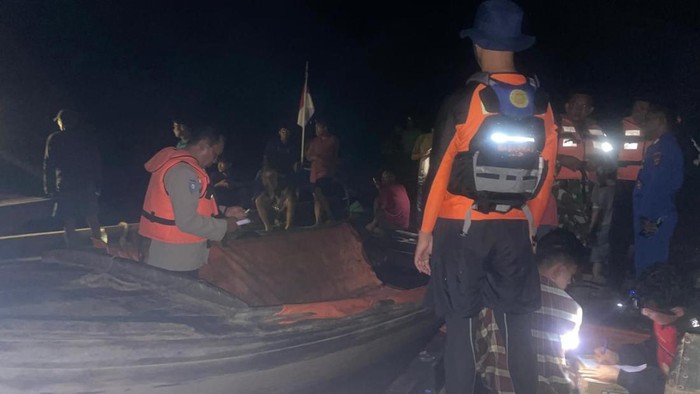 Tim SAR melakukan penyelamat kecelakaan kapal di Tanjabtim, Jambi