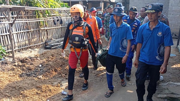 Tim SAR membawa jasad bocah 6 tahun yang tenggelam di sungai Lematang Muara Enim