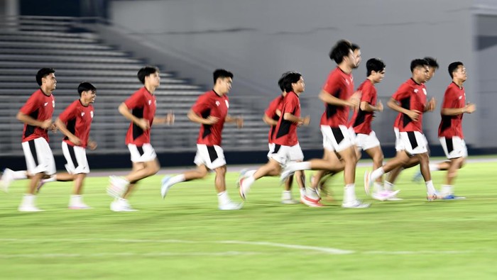 Sejumlah pesepak bola Timnas Indonesia U-23 melakukan pemanasan saat sesi latihan jelang babak semifinal ASEAN U-23 Championship 2025 di Lapangan Madya, GBK, Jakarta, Kamis (24/7/2025). Pada babak semifinal tersebut Timnas Indonesia U-23 akan melawan Timnas Thailand U-23 di Stadion Gelora Bung Karno, Jumat (25/7/2025). ANTARA FOTO/Muhammad Adimaja/foc.