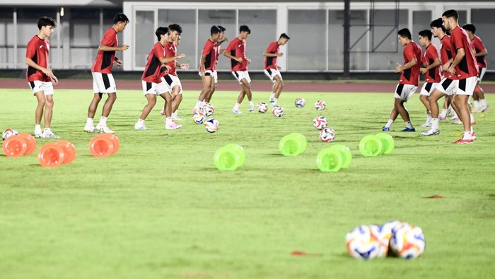 Sejumlah pesepak bola Timnas Indonesia U-23 melakukan pemanasan saat sesi latihan jelang babak semifinal ASEAN U-23 Championship 2025 di Lapangan Madya, GBK, Jakarta, Kamis (24/7/2025). Pada babak semifinal tersebut Timnas Indonesia U-23 akan melawan Timnas Thailand U-23 di Stadion Gelora Bung Karno, Jumat (25/7/2025). ANTARA FOTO/Muhammad Adimaja/foc.