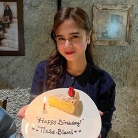 Tissa Biani baru saja berulang tahun yang ke-23 pada 24 Juli. Melalui akun Instagramnya, Tissa membagikan momen perayaan ulang tahunnya. Dalam foto terlihat ia memegang piring berisi 1 slice kue, lilin, dan tulisan Happy Birthday Tissa Biani. Foto: Instagram/@tissabiani
