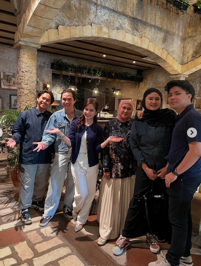 Untuk merayakan hari lahirnya, Tissa memilih makan-makan di sebuah restoran bersama keluarga dan kekasihnya, Dul Jaelani. Terlihat Tissa dan keluarga kompak kenakan busana bernuansa biru gelap. Foto: Instagram/@tissabiani