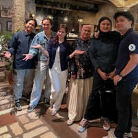 Untuk merayakan hari lahirnya, Tissa memilih makan-makan di sebuah restoran bersama keluarga dan kekasihnya, Dul Jaelani. Terlihat Tissa dan keluarga kompak kenakan busana bernuansa biru gelap. Foto: Instagram/@tissabiani