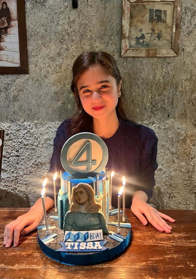 Ia juga memamerkan kue ulang tahunnya yang bertema Fantastic Four. Didominasi warna biru, terdapat karakter Sue Storm (Invisible Woman) pada bagian depan kue. Foto: Instagram/@tissabiani