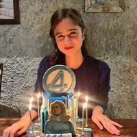 Ia juga memamerkan kue ulang tahunnya yang bertema Fantastic Four. Didominasi warna biru, terdapat karakter Sue Storm (Invisible Woman) pada bagian depan kue. Foto: Instagram/@tissabiani