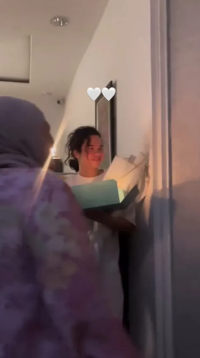 Sebelumnya, saat tengah malam, Tissa juga sudah mendapat kejutan romantis dari Dul. Putra Maia Estianty itu mendatangi rumah Tissa sambil membawa bunga dan kue ulang tahun. Foto: Instagram/@tissabiani