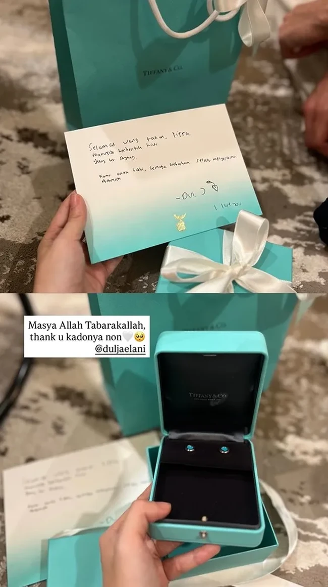 Dul juga memberikan Tissa sebuah kado spesial. Ia memilih perhiasan berupa sepasang anting tusuk simpel berwarna silver dan toska. Tampaknya anting tersebut merupakan seri Turquoise Circle Earrings in White Gold dari Tiffany&Co. Harganya sekitar Rp 47,7 juta. Foto: Instagram/@tissabiani