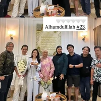 Dapat kejutan tak terduga dari kekasih, Tissa pun terlihat masih mengenakan piyama tidurnya. Tampil natural tanpa riasan, Tissa tetap terlihat cantik. Foto: Instagram/@tissabiani