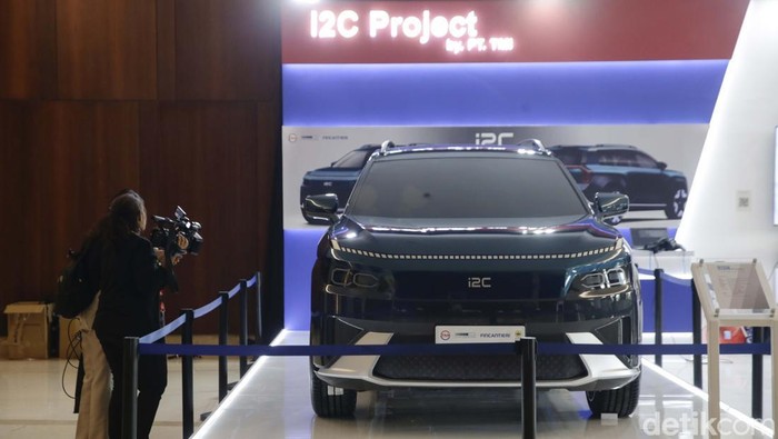 TMI Perkenalkan Mobil Listrik i2C Karya Anak Bangsa PT Teknologi Militer Indonesia (TMI) memperkenalkan sebuah konsep mobil listrik yang diprakarsai dan didesain langsung oleh talenta-talenta terbaik bangsa Indonesia di ajang GIIAS 2025, Jumat (25/7/2025).