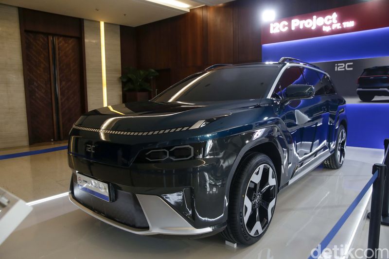 TMI Perkenalkan Mobil Listrik i2C Karya Anak Bangsa PT Teknologi Militer Indonesia (TMI) memperkenalkan sebuah konsep mobil listrik yang diprakarsai dan didesain langsung oleh talenta-talenta terbaik bangsa Indonesia di ajang GIIAS 2025, Jumat (25/7/2025).