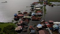 Topan Co-may diperkirakan masih akan membawa dampak lanjutan berupa hujan lebat dan angin kencang dalam beberapa hari ke depan. Otoritas setempat mengimbau warga di daerah rawan untuk tetap waspada dan mengikuti arahan evakuasi demi keselamatan bersama. REUTERS/Eloisa Lopez