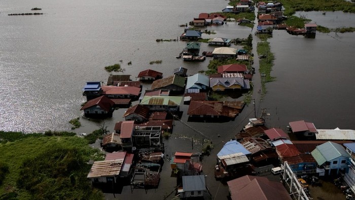 Topan Co-may Terjang Filipina, Desa-Desa Terendam Banjir Topan Co-may melanda daratan Filipina dan memicu banjir luas di sejumlah wilayah, terutama di Calumpit, Provinsi Bulacan, Jumat (25/7). Bencana ini diperparah oleh curah hujan monsun yang intens, menyebabkan air pasang meluap dan merendam permukiman warga.REUTERS/Eloisa Lopez