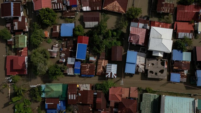 Topan Co-may Terjang Filipina, Desa-Desa Terendam Banjir Topan Co-may melanda daratan Filipina dan memicu banjir luas di sejumlah wilayah, terutama di Calumpit, Provinsi Bulacan, Jumat (25/7). Bencana ini diperparah oleh curah hujan monsun yang intens, menyebabkan air pasang meluap dan merendam permukiman warga.REUTERS/Eloisa Lopez