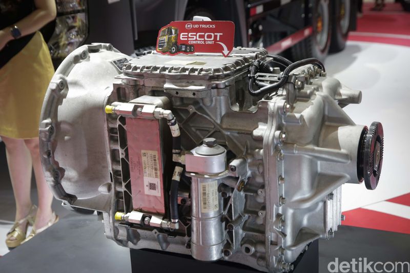 UD Trucks secara resmi meluncurkan Quester 350 ESCOT 8L Euro 5 (Tractor Head) di ajang GIIAS 2025, ICE BSD, Tangerang, Jumat (25/7/2025). Peluncuran ini menjadi momen bersejarah yang menandai 90 tahun eksistensi UD Trucks secara global, sekaligus 50 tahun kontribusi dan kepercayaan yang terbangun di Indonesia.