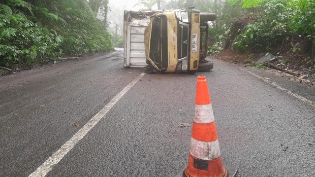 Truk boks Colt Diesel Fuso muat roti terguling di jalur alternatif Bondowoso-Banyuwangi.