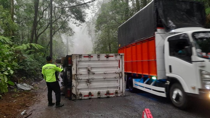 Truk boks Colt Diesel Fuso muat roti terguling di jalur alternatif Bondowoso-Banyuwangi.
