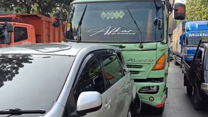 Horor Truk Rem Blong Pagi-pagi Tabrak Belasan Kendaraan di Jaktim