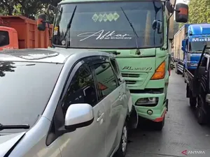 Horor Truk Rem Blong Pagi-pagi Tabrak Belasan Kendaraan di Jaktim