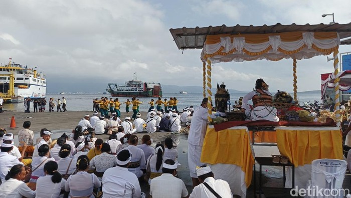 Upacara Mulang Pakelem dan Petik Laut di Selat Bali tepatnya di Pelabuhan Gilimanuk, Jembrana, Bali, Jumat (25/7/2025). (Foto: I Putu Adi Budiastrawan/detikBali)