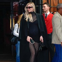 Masih di hari yang sama, wanita 37 tahun ini tampil dalam formula outfit serupa: gaun Alaïa lain yang dipadukan dengan sandal You and I dari Aquazzura berwarna hitam. Foto: GC Images/XNY/Star Max
