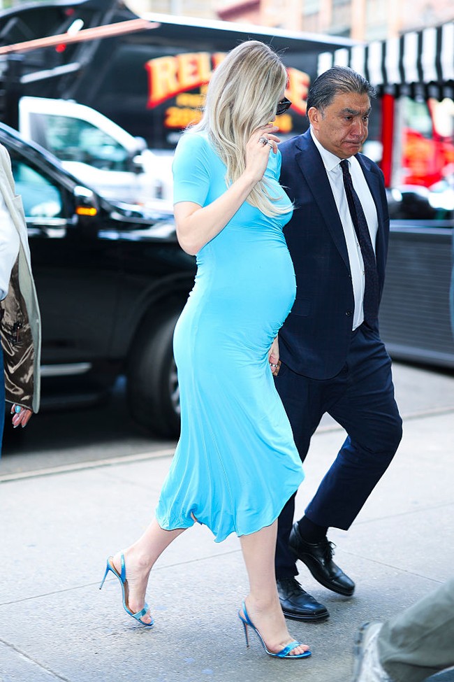 Sebagai ibu hamil, pilihan Vanessa terhadap dress Alaïa juga terasa tepat. Gaun midi berleher tinggi dengan detail ruffle di bagian pinggang serta belahan kecil di rok, menciptakan siluet yang tertutup. Foto: GC Images/Aeon