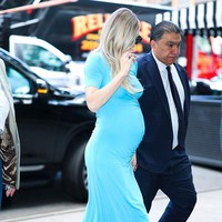 Sebagai ibu hamil, pilihan Vanessa terhadap dress Alaïa juga terasa tepat. Gaun midi berleher tinggi dengan detail ruffle di bagian pinggang serta belahan kecil di rok, menciptakan siluet yang tertutup. Foto: GC Images/Aeon