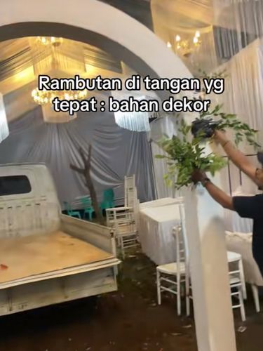 Vendor dekorasi ini memanfaatkan daun dan buah dari pohon rambutan untuk bahan pelengkap dekorasi pernikahan.