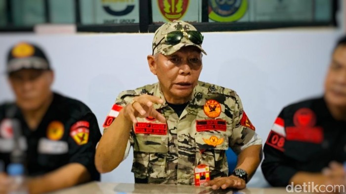 Verdy Zender kakak kandung istri pamen di Sumsel  saat memberikan keterangan.