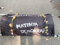 Video: Hasto Akan Hadapi Vonis, Massa Pendukung Bawa Keranda Mayat