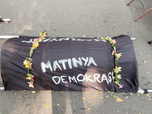 Video: Hasto Akan Hadapi Vonis, Massa Pendukung Bawa Keranda Mayat