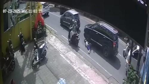 Video tabrak lari di Jalan Raya Mas, Peliatan, Kecamatan Ubud, Gianyar, Bali, yang viral di media sosial. (Foto: Tangkapan layar CCTV)