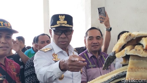 Wakil Gubernur Johni Asadoma meninjau Tempat Pelelangan Ikan (TPI)  Kampung Ujung Labuan Bajo, Manggarai Barat, Jumat (25/7/2025). (Ambrosius Ardin)
