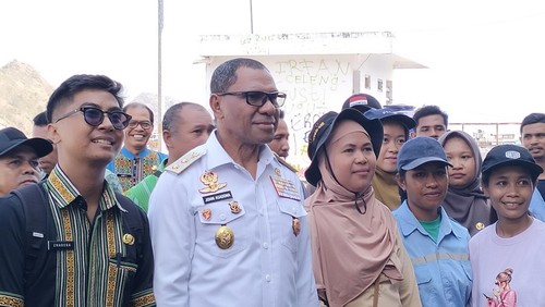 Wagub NTT, Johni Asadoma, seusai mengunjungi TPI Kampung Ujung Labuan Bajo, Manggarai Barat, Jumat (25/7/2025). (Ambrosius Ardin/detikBali)