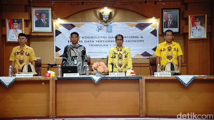 Wakil Bupati Soppeng Selle Ks Dalle bersama Kepala BPS Soppeng dalam acara rapat koordinasi.