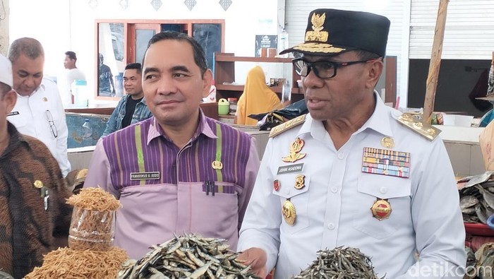 Wakil Gubernur NTT Johni Asadoma saat meninjau TPI Kampung Ujung Labuan Bajo, Manggarai Barat, Jumat (25/7/2025). (Foto: Ambrosius Ardin/detikBali)