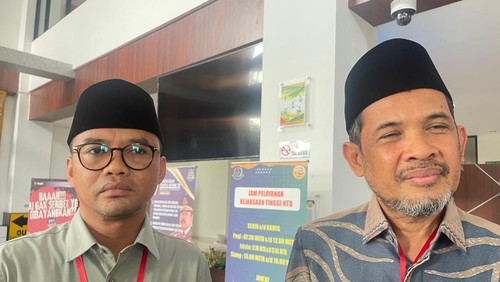 Wakil Ketua I DPRD NTB, Lalu Wirajaya, dan Wakil Ketua II DPRD NTB, Yek Agil, seusai diperiksa Kejati NTB, Jumat (25/7/2025). (Abdurrasyid Efendi/detikBali)