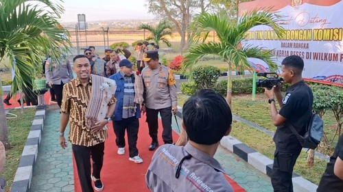 Wakil Ketua Komis III DPR RI, Ahmad Sahroni, saat tiba dengan jet pribadi dan disambut Polda NTT beserta jajarannya di Bandara El Tari Kupang, Jumat (25/7/2025). (Yufengki Bria/detikBali)