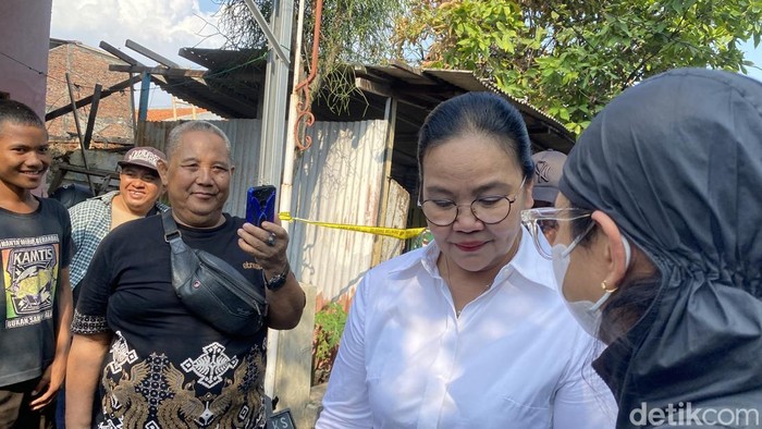 Wali Kota Semarang, Agustina Wilujeng, mendatangi lokasi kebakaran di Jalan Pesanggrahan Raya, Kelurahan Mlatibaru, Kecamatan Semarang Timur, Kota Semarang, Jumat (25/7/2025).