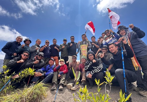 Wamen Kehutanan, Sulaiman Umar, saat mendaki Gunung Tambora bersama rombongan TN Tambora, NTB, pada Kamis, (24/7/2025). (Foto: Dok. Kemenhut)