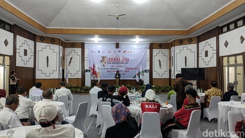 Wamen PU Diana Kusumastuti melantik Kadis PUPR NTB Sadimin sebagai Ketua Pergatsi NTB 2025-2029. Jumat malam (25/7/2025). (Ahmad Viqi/detikBali).