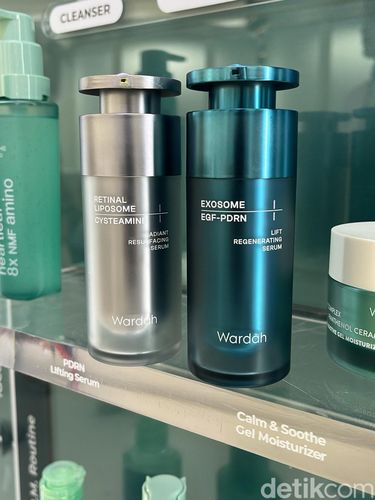 Wardah meluncurkan dua serum baru yang dikembangkan dengan formula yang terinspirasi secara klinis, yang memadukan perawatan kelas profesional dengan perawatan kulit sehari-hari, yaitu Radiant Resurfacing Serum dan Lift Regenerating Serum di Mall Kota Kasablanka, Jakarta Selatan (25/7/2025).