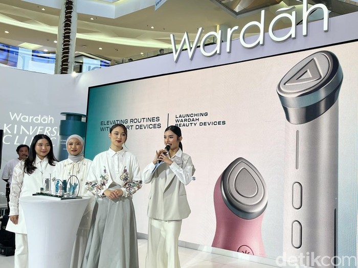 Wardah meluncurkan dua serum baru yang dikembangkan dengan formula yang terinspirasi secara klinis, yang memadukan perawatan kelas profesional dengan perawatan kulit sehari-hari, yaitu Radiant Resurfacing Serum dan Lift Regenerating Serum di Mall Kota Kasablanka, Jakarta Selatan (25/7/2025). Wardah meluncurkan dua serum baru yang dikembangkan dengan formula yang terinspirasi secara klinis, yang memadukan perawatan kelas profesional dengan perawatan kulit sehari-hari, yaitu Radiant Resurfacing Serum dan Lift Regenerating Serum di Mall Kota Kasablanka, Jakarta Selatan (25/7/2025).