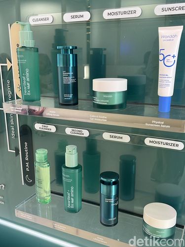 Wardah meluncurkan dua serum baru yang dikembangkan dengan formula yang terinspirasi secara klinis, yang memadukan perawatan kelas profesional dengan perawatan kulit sehari-hari, yaitu Radiant Resurfacing Serum dan Lift Regenerating Serum di Mall Kota Kasablanka, Jakarta Selatan (25/7/2025).